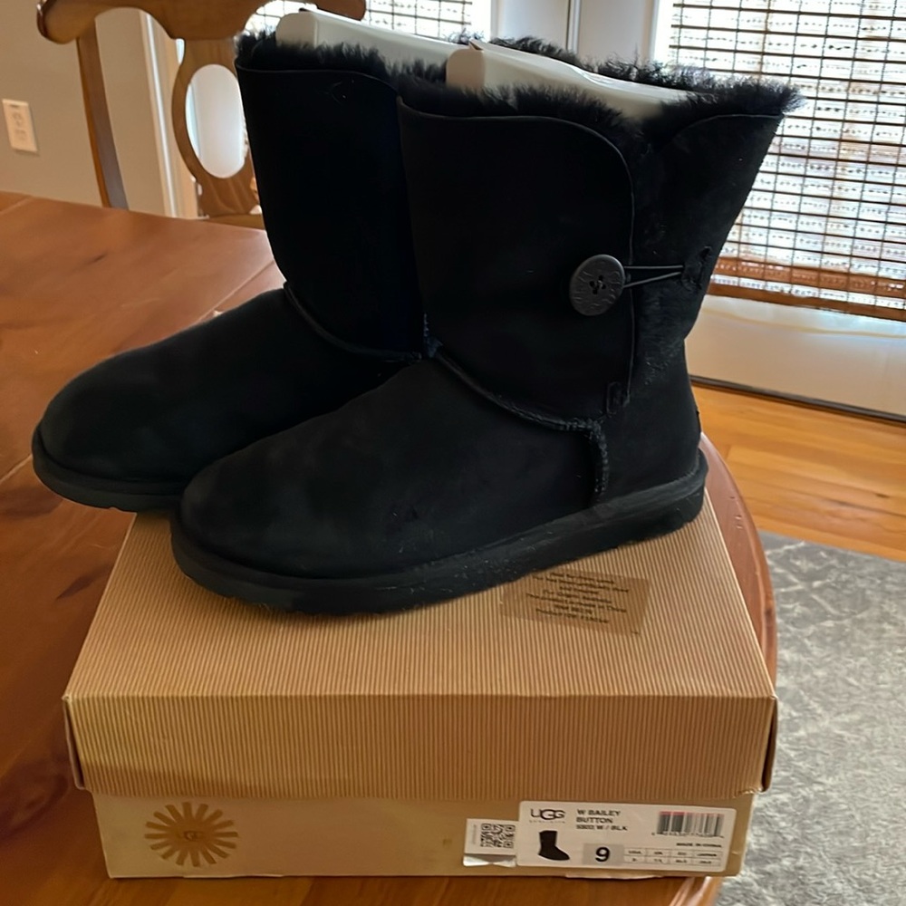 UGG Bailey Button
